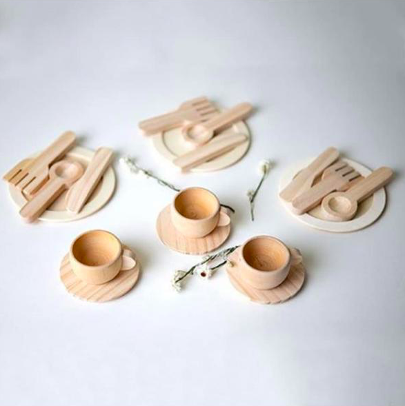 natural wooden toy dinner set look 1