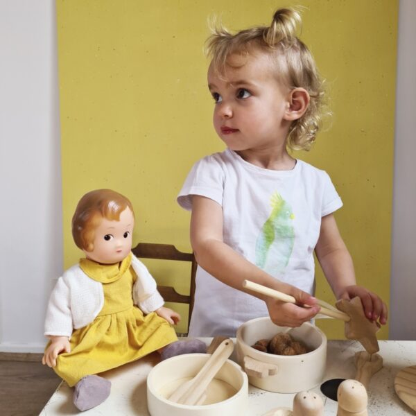 natural wooden toy pan set look1