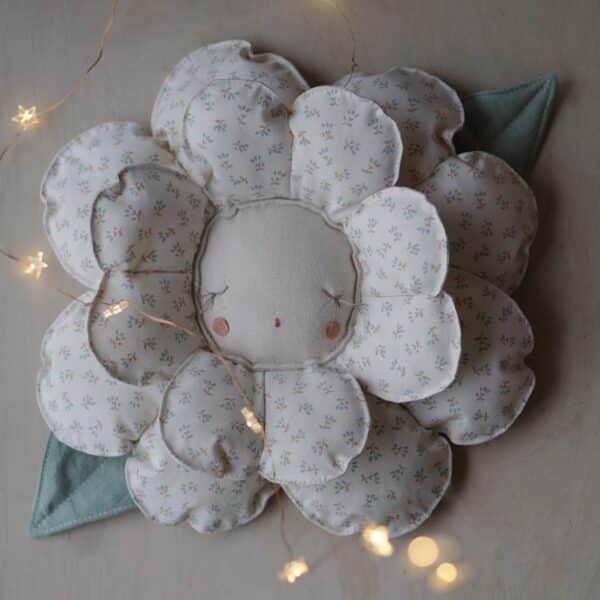 flower head kids wall decor mint motif