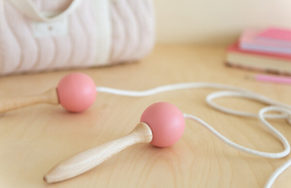 wooden skipping rope pink look1