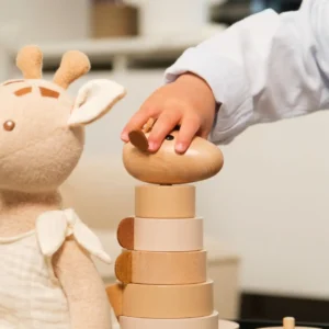 wooden pyramid giraffe leonie